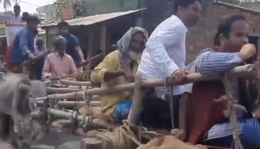 बैल गाड़ी चलने के लायक भी नहीं है अररिया रेलवे स्टेशन रोड़
#ArariaKaMudda