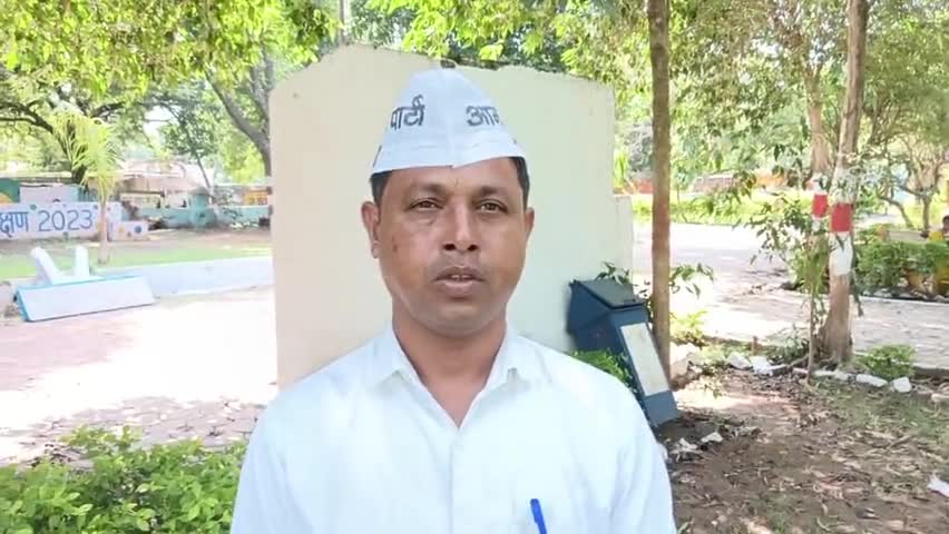 साथियों नक़लचियों से सावधान - असल कॉपी #अरविन्द केजरीवाल जी हमारे पास हैं उन पर भरोषा रखे आपके बच्चो के लिए अच्छे स्कूल,अच्छे अस्पताल , अच्छी पेंशन, अच्छा रोजगार, किसानो के लिए अच्छे मुआवजे की व्यवस्था सिर्फ़ अरविन्द जी ही करेंगे.