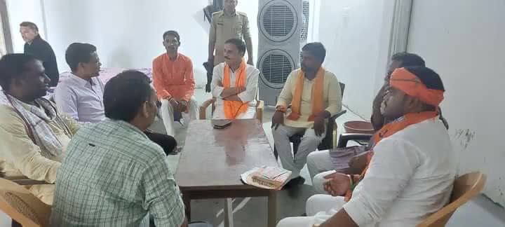 #घोसी विधानसभा उपचुनाव में भाजपा प्रत्याशी श्री दारा सिंह चौहान जी के समर्थन में ग्राम जयरामगढ़ निवासी निर्दलीय सभासद एवं भाजपा कार्यकर्ता डॉ. संजय सोनकर जी के आवास पर समाज के लोगों के साथ संवाद किया एवं मोदी-योगी सरकार के विकास एवं जनकल्याण