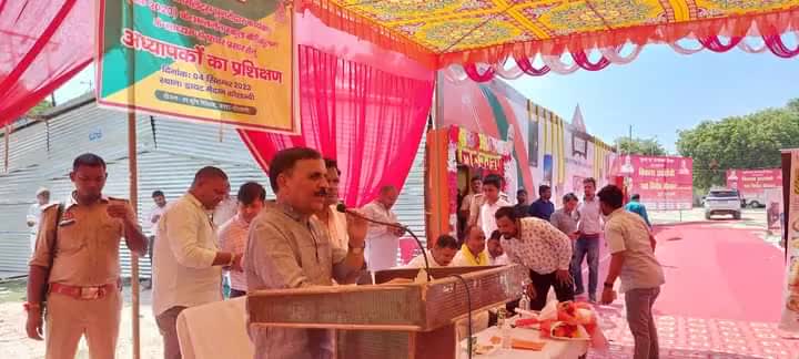 #कौशाम्बी जनपद मुख्यालय #मंझनपुर में उत्तर प्रदेश मिलेट्स पुनरोद्धार शिक्षको के प्रशिक्षण कार्यक्रम में सम्मिलित हुआ और मिलेट्स 'श्री अन्न' के महत्व और उपयोगिता पर चर्चा हुई। किसानों की अर्थव्यवस्था को सुदृढ़ करने में श्री अन्न की बहुत