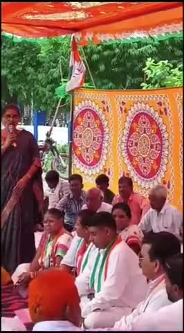 हम गृहणियों पर थोड़ी सी मेहरबानी और कर दें #मोदी जी आटा चावल तेल-मसाले और सब्जियों के भी दाम कम कर दें तब हम जाने की आप हम गृहणियों के शुभचिंतक हैं #पहले_लूट_तब_छूट #रसोईगैस के दाम कम करना ये चुनावी स्टंट है 2024 का जनता सब समझती है।