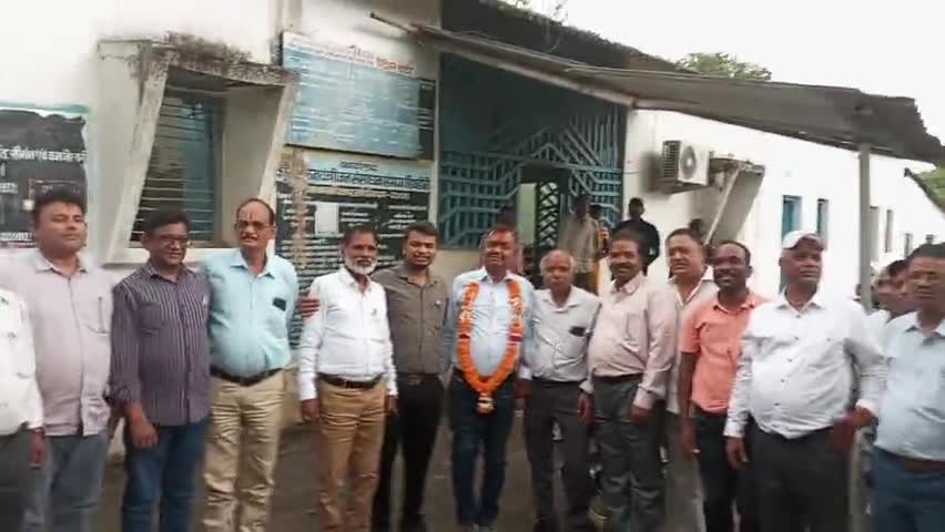 डिंडौरी: जिलामुख्यालय जलसंसाधन विभाग डिंडोरीके अनुविभागीय अधिकारी श्रीसुरेशकुमार बिठले जीके एइच्छिकसेवानिवृत्ति विभाग ने #विदाई@