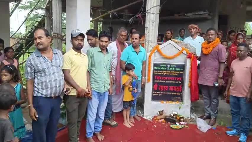#कुचाई:प्रखंड अंतर्गत अरूवां में दुर्गा शेड निर्माण कार्य का शिलान्यास रविवार को विधायक दशरथ गागराई ने किया,