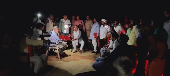 आपका सांसद - आपके गांव
"#संपर्क_से_समर्थन" अभियान के अंतर्गत विधानसभा मंझनपुर के ग्राम पश्चिम शरीरा निवासी एवं श्री बजरंगी शिक्षा निकेतन के प्रबंधक श्री चमन सिंह जी की अगुवाई में उपस्थित सभी ग्रामीण बन्धुओं के साथ संवाद किया एवं उन्हें भेंट