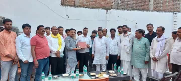 आपका सांसद - आपके गांव
"#संपर्क_से_समर्थन" अभियान के अंतर्गत विधानसभा मंझनपुर के ग्राम गोराजू के ग्राम प्रधान प्रतिनिधि श्री सुनील तिवारी जी, ग्राम प्रधान श्री अरविंद सरोज जी, जन-प्रतिनिधि डॉ. सईद अहमद जी एवं मुर्तजा खान जी की उपस्थित में