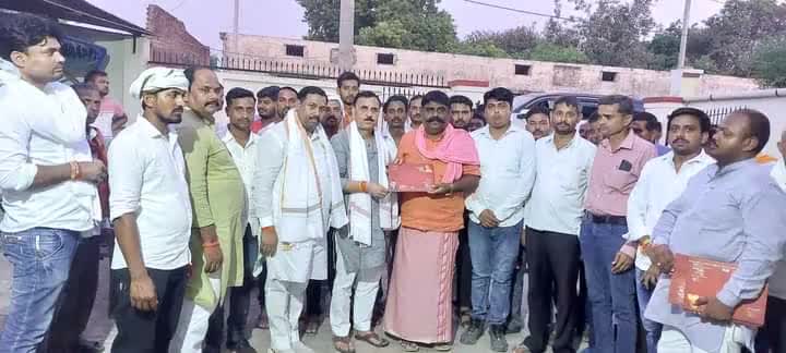 आपका सांसद - आपके गांव
"#संपर्क_से_समर्थन" अभियान के अंतर्गत विधानसभा मंझनपुर के ग्राम पश्चिम शरीरा में श्री गंगे चौबे जी एवं श्री अजय पांडेय जी की अगुवाई में उपस्थित सभी ग्रामीण बन्धुओं के साथ संवाद किया एवं उन्हें भेंट स्वरूप कौशाम्बी