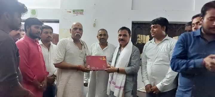 आपका सांसद - आपके गांव
"#संपर्क_से_समर्थन" अभियान के अंतर्गत विधानसभा मंझनपुर के पश्चिम शरीरा के पूर्व ग्राम प्रधान श्री पवन कुमार मिश्रा जी के आवास पर उनकी अगुवाई में उपस्थित सभी ग्रामीणों के साथ संवाद किया।