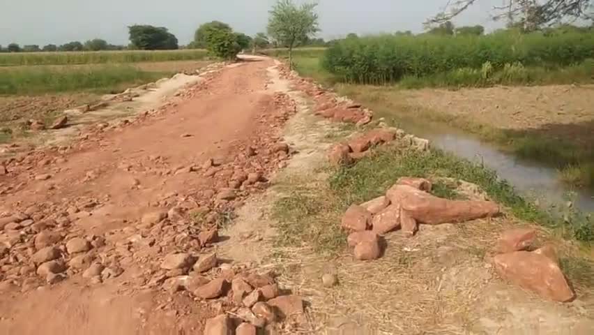 ग्राम पंचायत माडापुरा के गांव नगला खिन्नी का रोड का काम शुरू होता है रुक जाता है आमजन को हो रही दिक्कत #नगला_खिन्नी