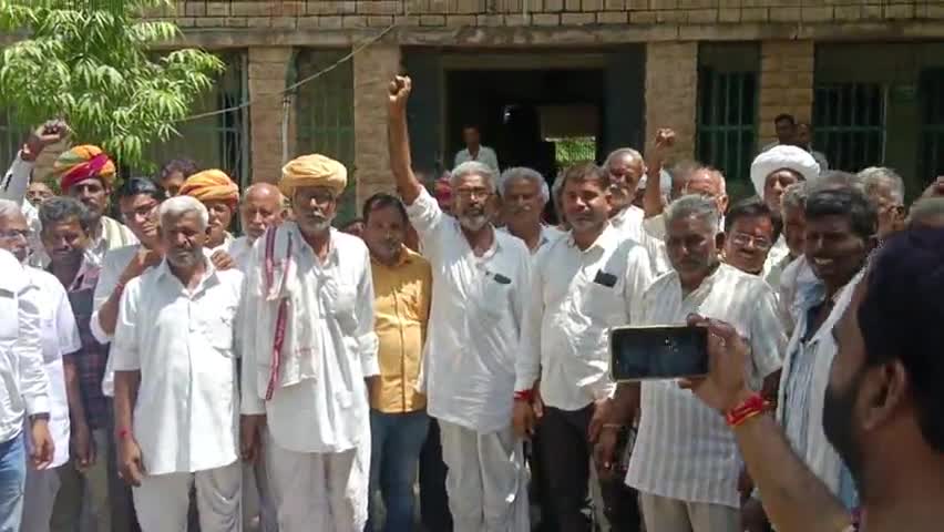 #रोहट: रोहट तहसील के आसपास के ग्रामीण क्षेत्रों के किसानो ने सैकड़ो की संख्या में फसल बीमा मुआवजा को लेकर सौंपा ज्ञापन