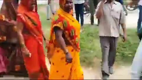 #घोसी
 उपचुनाव में सीओ विनीत सिंह भाजपा के एजेंट के रूप में काम कर रहे हैं। मुस्लिम मतदाताओं का वोटर आईडी तथा आधार कार्ड छीन कर ले गए और वोट डालने पर FIR दर्ज करने की धमकी दे रहे हैं।