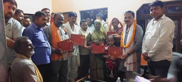 आपका सांसद - आपके गांव
"#संपर्क_से_समर्थन" देश के यशस्वी प्रधानमंत्री आदरणीय श्री नरेंद्र मोदी जी के नेतृत्व में भाजपा सरकार के सेवा, सुशासन और गरीब कल्याण के बेमिसाल 9 वर्ष पूर्ण होने पर संपर्क से समर्थन अभियान के अंतर्गत मंझनपुर विधानसभा