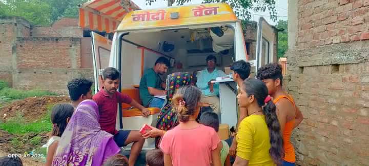 #कौशाम्बी संसदीय क्षेत्र के विधानसभा #मंझनपुर स्थित मुबारकपुर सरसवा में ग्राम पंचायत वासियों के स्वास्थ्य लाभ हेतु मेरे द्वारा चलाए जा रहे आधुनिक मेडिकल जाँच उपकरण एवं मेडिकल टीम से लैस 'मोदी वैन' में बड़ी संख्या में वरिष्ठ नागरिकों, महिलाओ