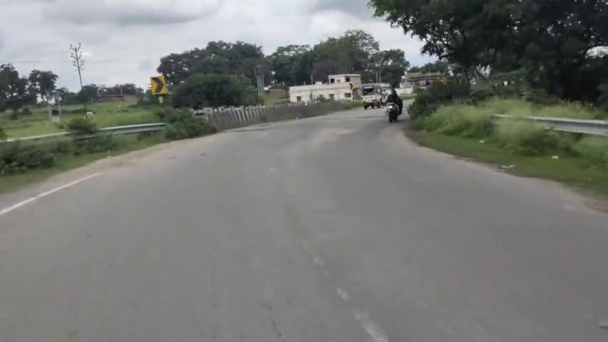 मुख्य मार्ग पर जर्जर हो गया सड़क  दुर्घटना को दे रहा दावत  ! पुल टूट कर बाहर आ गया रड ! कई लोग हो चुके है यंहा घायल