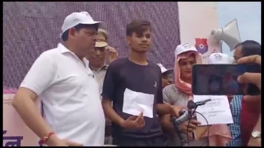 बहीन: विधायक प्रवीण डागर ने कोट गांव में साइक्लोथॉन यात्रा में शामिल विजेता आकाश को किया सम्मानित
