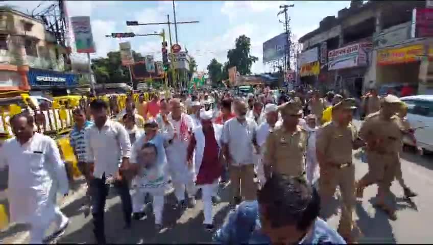 राहुल गाँधी जी द्वारा प्रारंभ की गयी  ऐतिहासिक #BharatJodoYatra की आज पहली #वर्षगांठ है। देश मे शांति एवं मुहब्बत का संदेश लेकर आज गोरखपुर महानगर की सड़कों पर सैकड़ों की संख्या में कांग्रेसजन पद यात्रा को निकले ।
