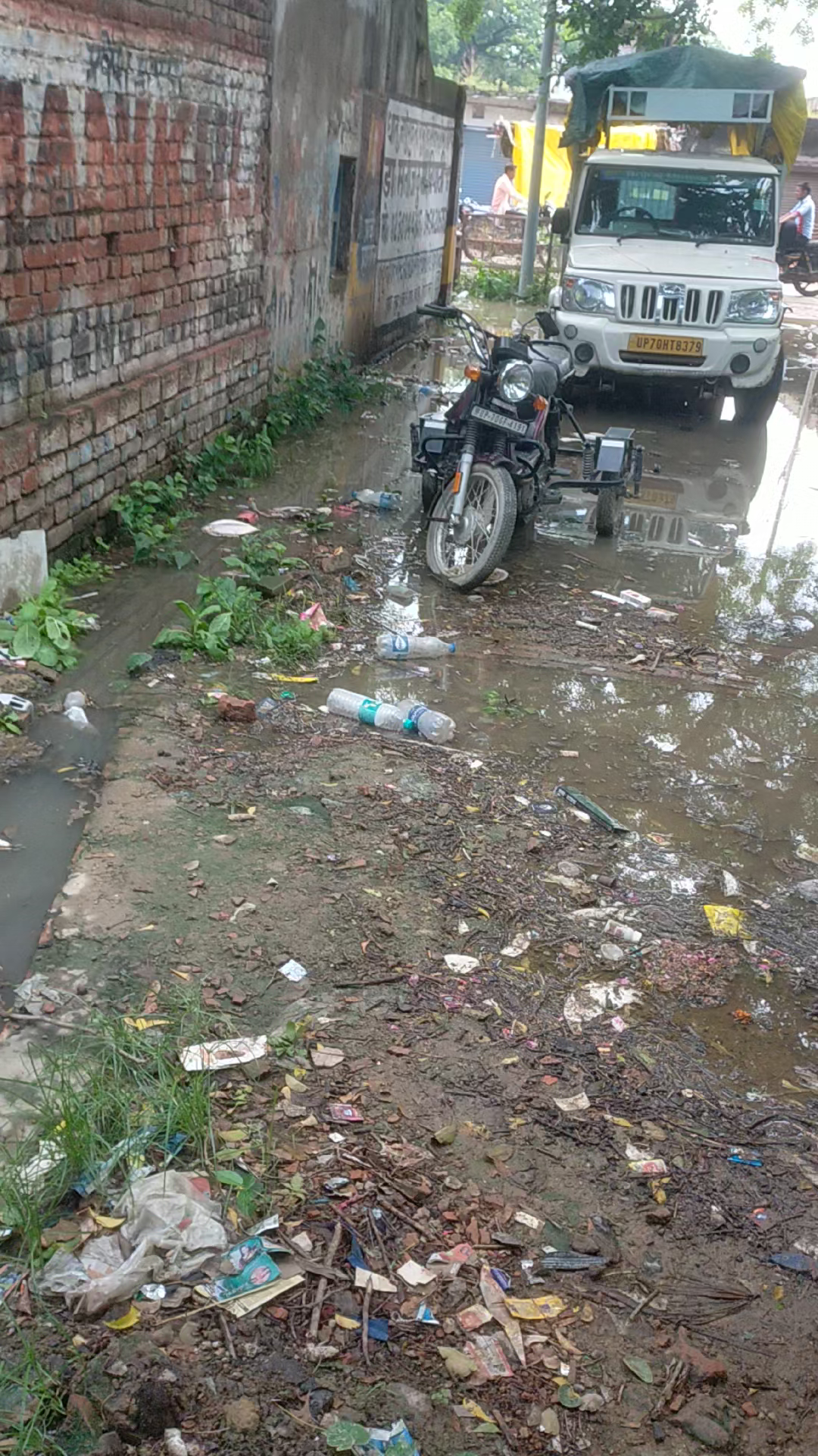 फूलपुुर: सिकंदरा ग्राम में पानी का कोई निकास नही हो पा रहा है प्रधान ब्लॉक प्रमुख यही रोड से गुजरते हैं ब्लॉक बहेरिया #p@