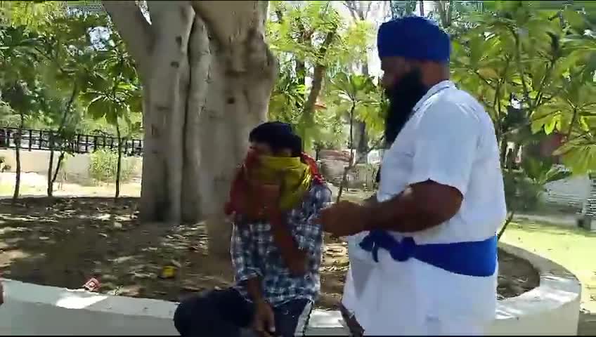 #फतेहाबाद के लघु सचिवालय में बैटरी चोरी के आरोप में किसानों ने युवक को रंगे हाथों पकड़ा, कर रहा था बैंटरी चोरी