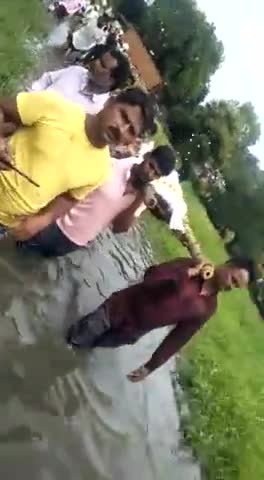 टीकमगढ़ शासन की सच्चाई
ग्राम मामौन टीकमगढ़ में शमशान घाट तक कोई सड़क नहीं है लोग पानी में भीगते हुए जा रहे हैं#जी20