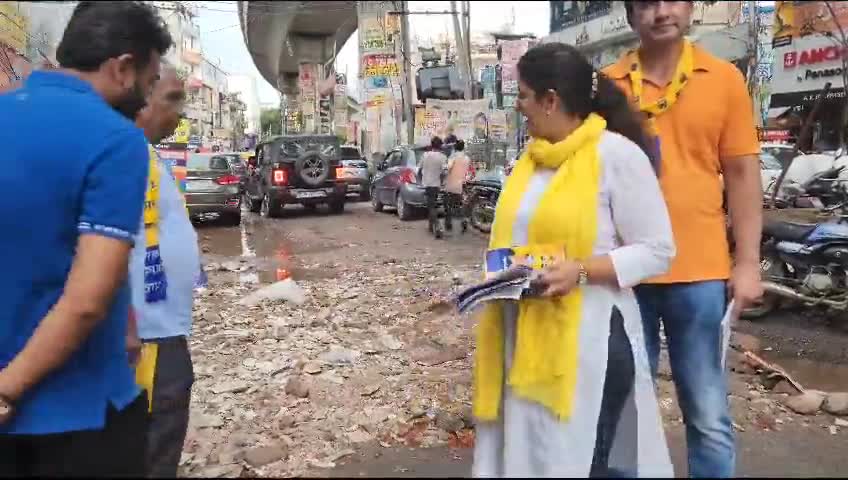 आज शाम सिकंदर बाजार में डोर टू डोर किया - सड़क खराब, कूड़ा कुप्रबंधन, गड्ढे और गंदगी 15-20 वर्षों में नहीं बदली है। सभी दुकानदार परिवर्तन का इंतजार कर रहे हैं #change #Gurgaon #AAP