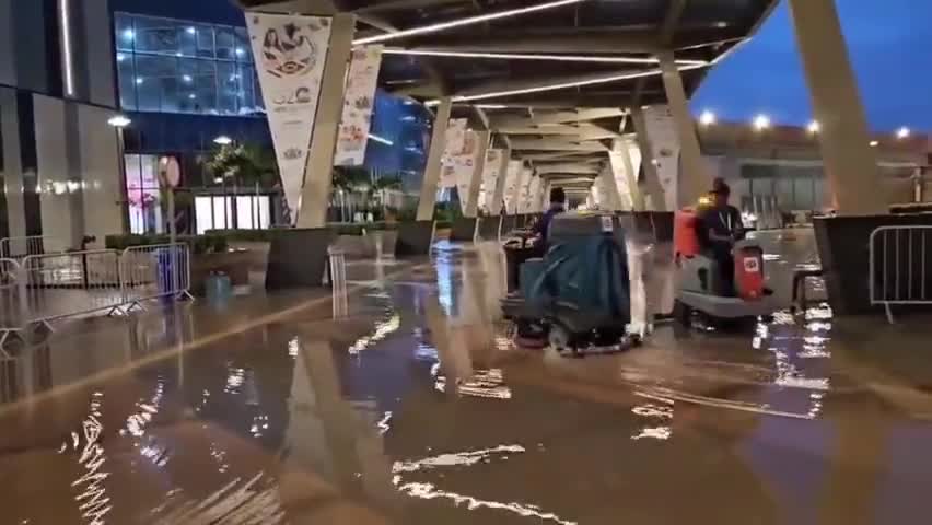 G20 के लिए भारत मंडपम तैयार किया गया। 2,700 करोड़ रुपए लगा दिए गए।

एक बारिश में पानी फिर गया, खोखले विकास की #जी20