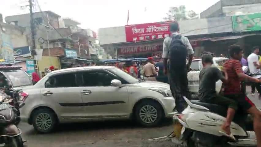 सीतापुर: #आंख अस्पताल रोड पर किरण ऑप्टिकल के सामने #कार व #ईरिक्शा में हुई टक्कर, #होमगार्ड ने समझाकर दोनो को वहां से भेजा#