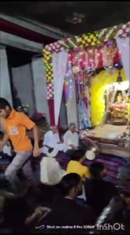 सियाना: नगर के मेन बाजार स्थित ठाकुरद्वारा मंदिर परिसर में आयोजित अखंड कीर्तन के दौरान जमकर झूमे श्रद्धालु