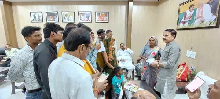 आज अपने #प्रयागराज के #प्रीतमनगर स्थित आवास पर जनता दर्शन किया एवं #कौशाम्बी संसदीय क्षेत्र से आये हुए आगंतुक वरिष्ठ नागरिकों, महिलाओं एवं युवाओं की समस्याओं को सुनकर उनके शीघ्र निराकरण हेतु संबंधित विभाग के अधिकारियों को उचित कार्यवाही हेत