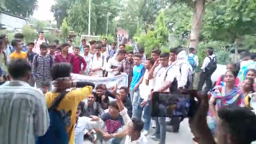 के एम राजकीय महाविद्यालय नरवाना में NSUI संगठन के छात्रों ने कॉलेज प्रशासन के खिलाफ की नारेबाजी। विषय बदलाव आदि मामले।