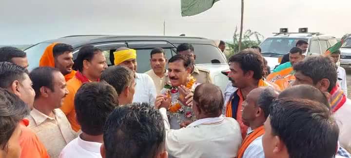 कौशाम्बी के मंझनपुर विधानसभा के ब्लॉक सरसवां के गांव पौर काशीरामपुर में 
बहुउद्धेसीय पंचायत भवन का उद्घाटन कर निरीक्षण किया। साथ ही पंचायत भवन में ग्रामीण जनप्रतिनिधियों से ग्रामीण विकास से संबंधित विषयों पर वार्ता की। #vinodsonkar #BJP4IND