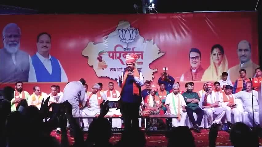 प्रधानमंत्री नरेंद्र मोदी जी का जीवन देश के लिए समर्पित | ब्यावर
(Jahir Sabha | Beawar, Rajasthan |12-9-2023) 
#Maharashtra #Beawar #Rajasthan #BJP #राजस्थान #विधानसभा #ParivartanYatra #राजस्थान_में_होगा_परिवर्तन #DevendraFadnavis