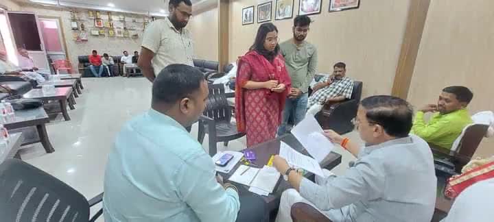 आज अपने #प्रयागराज के #प्रीतमनगर स्थित आवास पर जनता दर्शन किया एवं #कौशाम्बी संसदीय क्षेत्र से आये हुए आगंतुक वरिष्ठ नागरिकों, महिलाओं एवं युवाओं की समस्याओं को सुनकर उनके शीघ्र निराकरण हेतु संबंधित विभाग के अधिकारियों को उचित कार्यवाही हेत