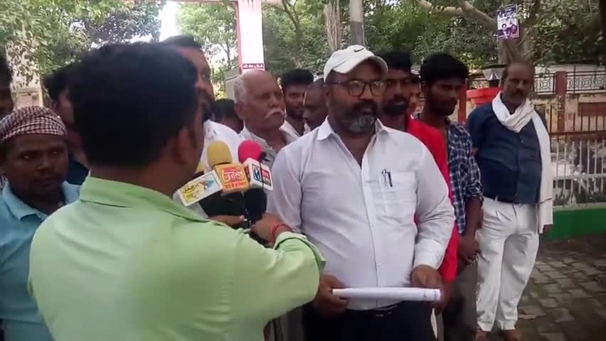 #Jalalpur #Se Aaye Hue saunpe gyapan ke# collector mein pradarshankariyon ne#