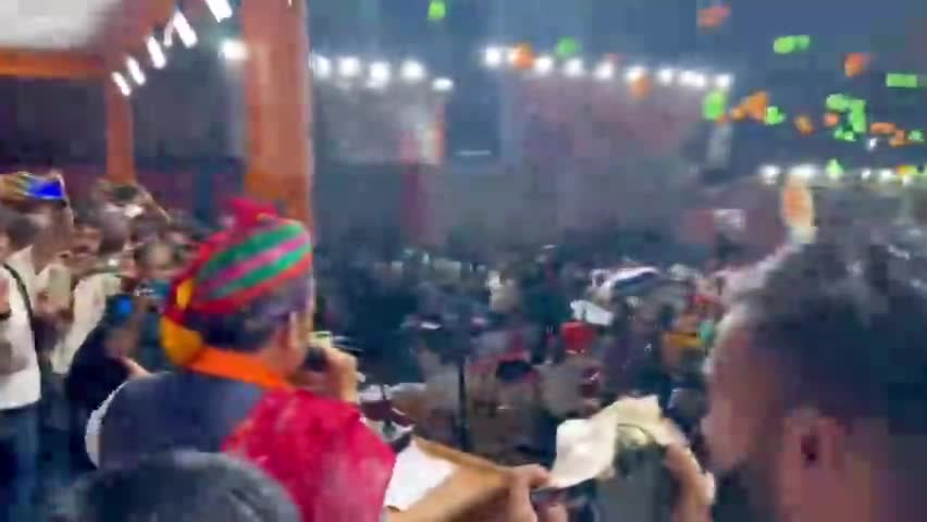 ऐतिहासिक... 
आज राजस्थान की सड़कों पर भगवा सागर नज़र आया। तेज बारिश में भी अजमेर की जनसभा में मौजूद ये जनसमूदाय इस बात का सबूत है कि अब राजस्थान में परिवर्तन होकर रहेगा।
#Rajasthan #Maharashtra #Kishangarh #ParivartanYatra #BJPForRajasthan