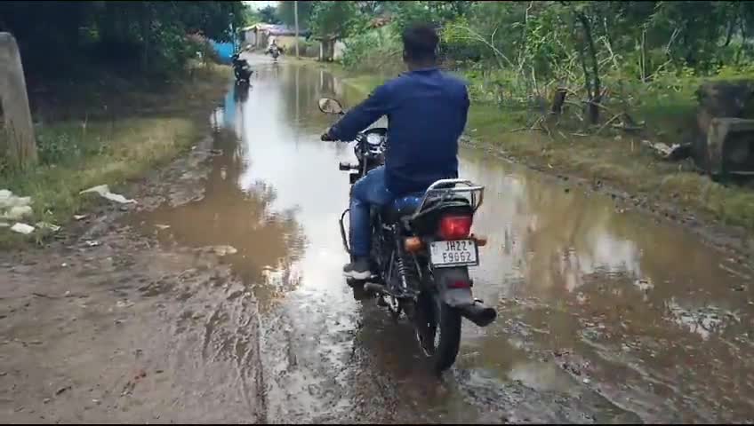 इचागढ़ गांव में पानी में तब्दील ग्रामीण परेशान।