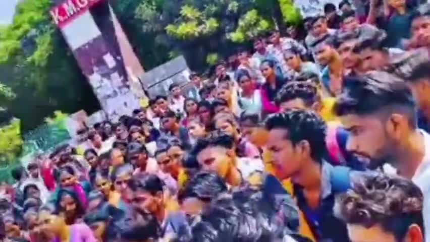 चलती बस में से कुदी कॉलेज की छात्रा। के एम कॉलेज नरवाना में कॉलेज गेट से लेकर बस स्टैंड तक प्रदर्शन।