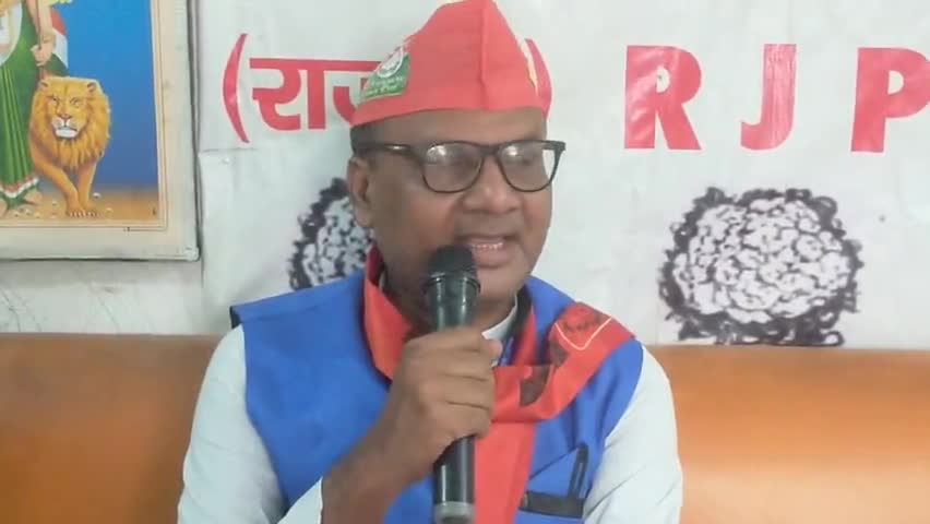 R j p अध्यक्ष #उपेंद्र साहनी #ने #कहा है कि बिहार के स्कूलों में एक विद्यार्थी दो दो जगह अपना एडमिशन करा लिया था जिसकी वजह से एक लाख विद्यार्थी का नाम कट गया है।