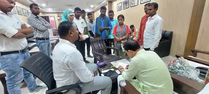 आज अपने #प्रयागराज के #प्रीतमनगर स्थित आवास पर जनता दर्शन किया एवं #कौशाम्बी संसदीय क्षेत्र से आये हुए आगंतुक वरिष्ठ नागरिकों, महिलाओं एवं युवाओं की समस्याओं को सुनकर उनके शीघ्र निराकरण हेतु संबंधित विभाग के अधिकारियों को उचित कार्यवाही हेत