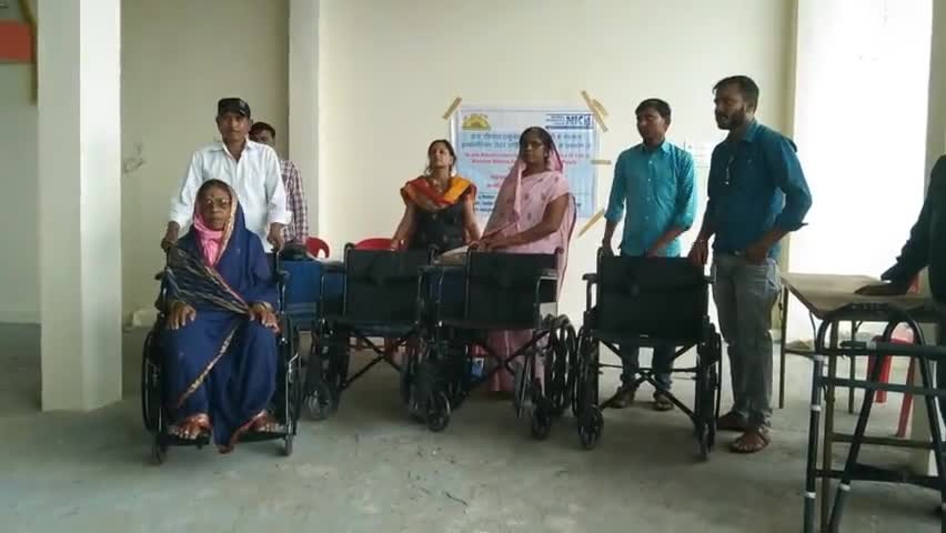 Ravindra mankar के प्रयासों से आठनेर के कई ग्रामीण विकलांग भाई बहनों को निःशुल्क सामग्री वितरित हूं #baglamukhi #athner