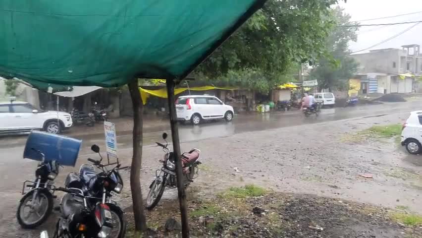गन्धर्वपुरी मे लगातार बारिश कि जोर शुरु पाच दिन से लगातार बारिश