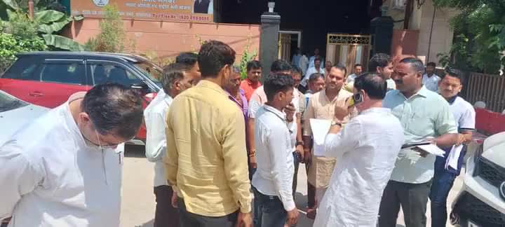 आज अपने #प्रयागराज के #प्रीतमनगर स्थित आवास पर जनता दर्शन किया एवं #कौशाम्बी संसदीय क्षेत्र से आये हुए आगंतुक वरिष्ठ नागरिकों, महिलाओं एवं युवाओं की समस्याओं को सुनकर उनके शीघ्र निराकरण हेतु संबंधित विभाग के अधिकारियों को फोन एवं पत्र के