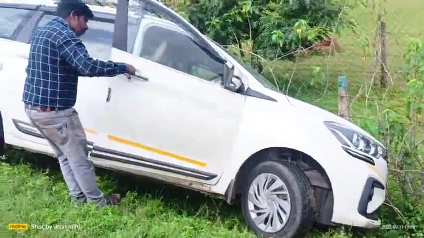 मैनपाट पेट्रोल टंकी से पहले कंट्रोल होकर रोड से नीचे गिरा
#@