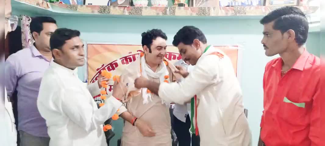 आज विधानसभा #कुरवाई के ग्राम #पठारी में कांग्रेस नेता आदरणीय श्री नितेन्द्र बृजेन्द्र सिंह राठौर जी का ब्लॉक कांग्रेस कमेटी द्वारा शाल श्रीफल से स्वागत किया गया
साथ ही पार्टी कार्यकर्ताओं को संबोधित किया