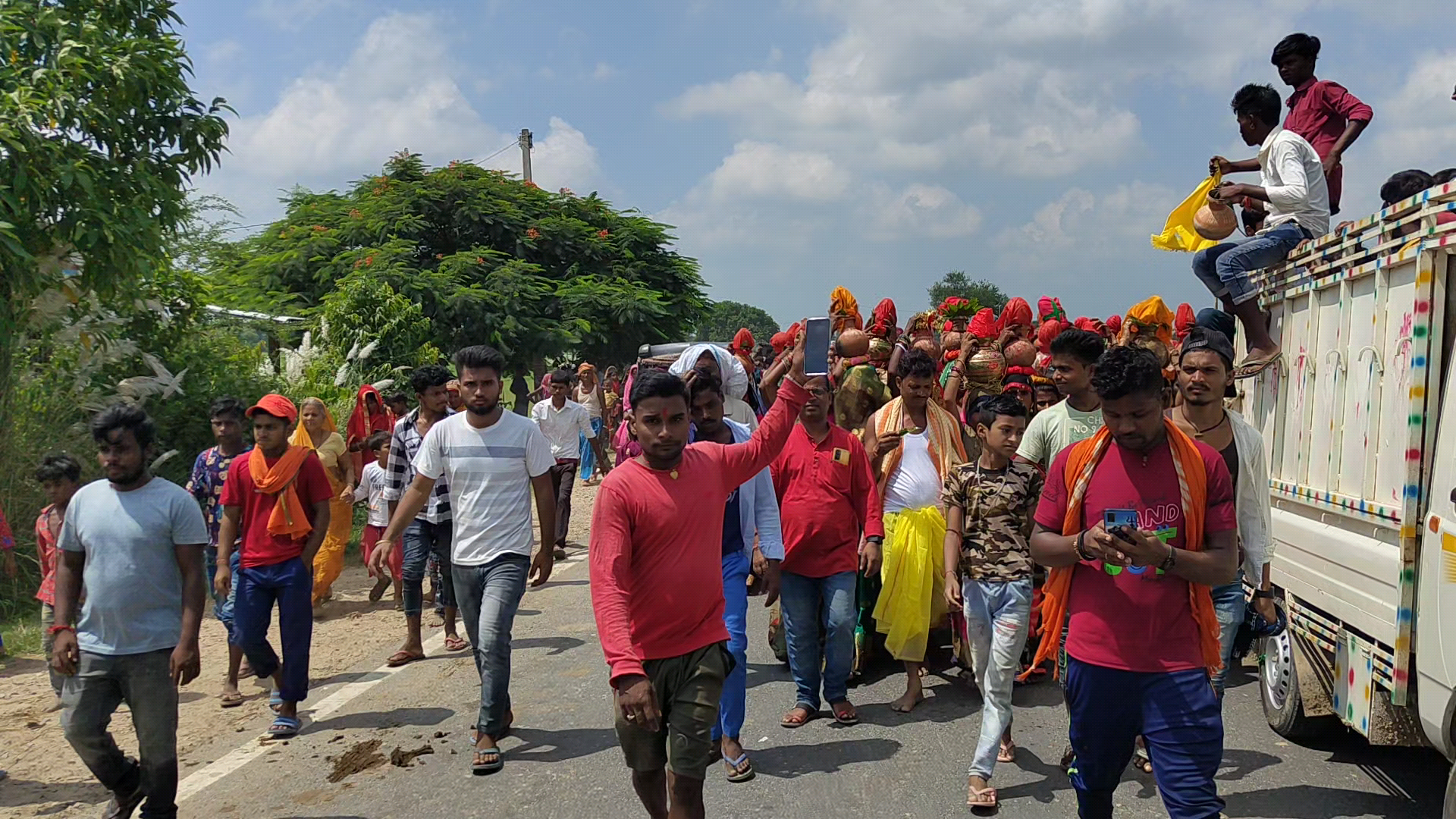 लदनिया: गणेश पूजा समिति पद्मा गणेश चौक द्वारा हर साल की भांति इस साल भी गणेश चतुर्थी के शुभ अवसर पे #भव्य कलश यात्रा निकाला  गया