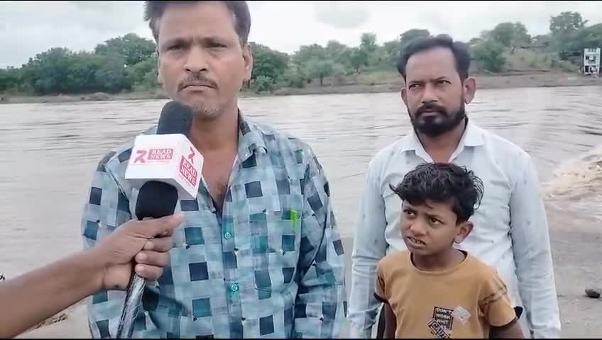 #धार : मध्य प्रदेश के धार जिले के जनपद पंचायत धर्मपुरी में आने वाली ग्राम पंचायत बेगन्दा के किसानों ने शासन प्रशासन से मुआवजे की लगाई गुहार वह आपको बता दे की पिछले दो दिनों से अधिक वर्षा होने के कारण नदी नाले उफान पर आ गए  वह ओंकारेश्वर का