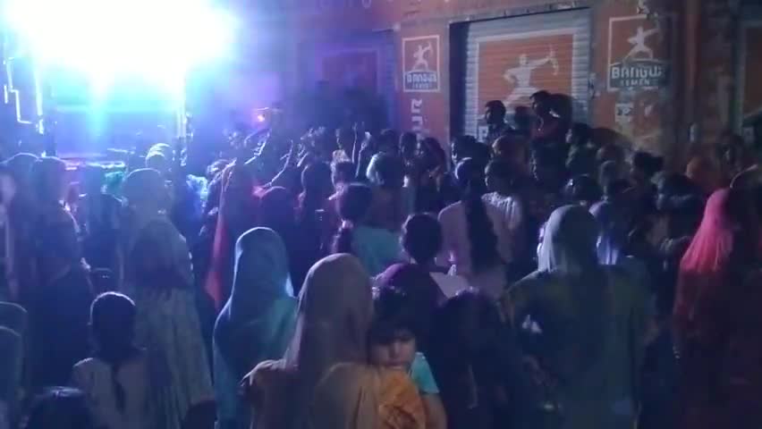 देवनारायण भगवान की शोभा यात्रा में नृत्य महिलाएं