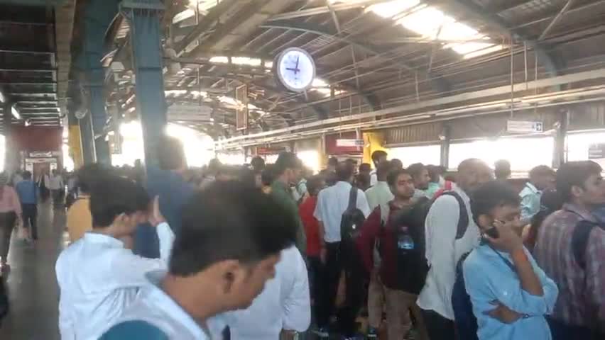 NEW DELHI METRO KA YE HAAL HAI#एलन_मस्क