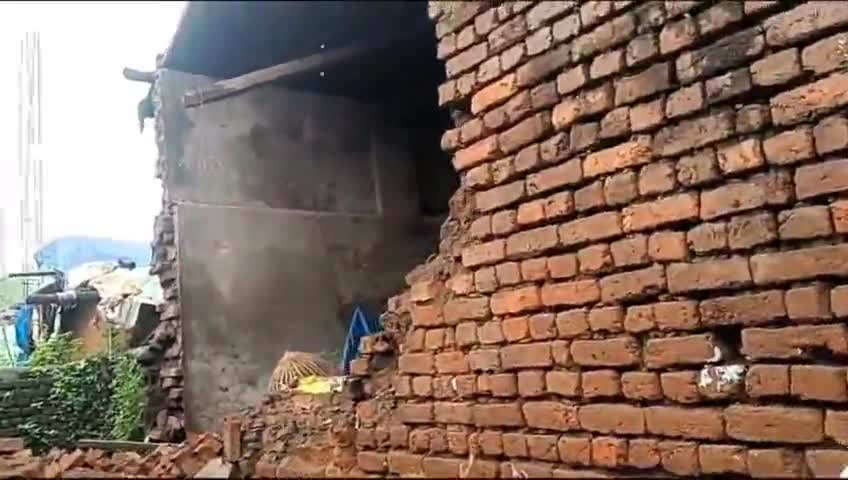 ସିନ୍ଧେକେଲା: ଗନ୍ଧର୍ଲା ଗାଁରେ ଲଗାଣ ବର୍ଷାରେ ଭୁଶୁଡିଲା ଘର, ଅଳ୍ପକେ ବର୍ତ୍ତିଲେ ପରିବାର