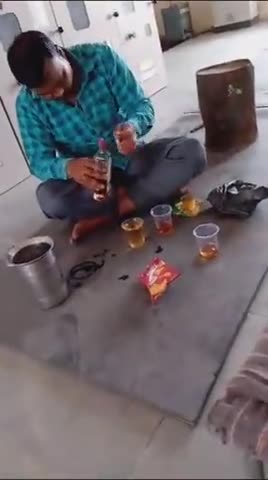 वायरल वीडियो झांसी की तहसील मऊरानीपुर के कटेरा विद्युत उपकेंद्र का बताया जा रहा है।
#news_india