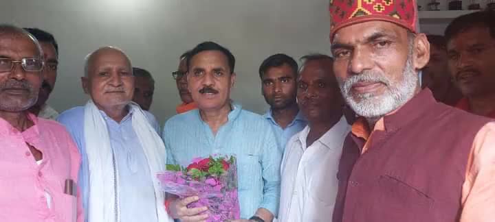 कौशाम्बी के चायल विधानसभा के पहाड़पुर, सुधवर में प्रधान भारत लाल जी द्वारा अपने आवास पर स्वागत किया गया। उनके इस स्नेह एवं सम्मान के लिए सह्रदय आभार।🙏 #BJP4IND #BJP4UP #vinodsonkar Narendra Modi J.P.Nadda Amit Shah Bharatiya Janata Party (