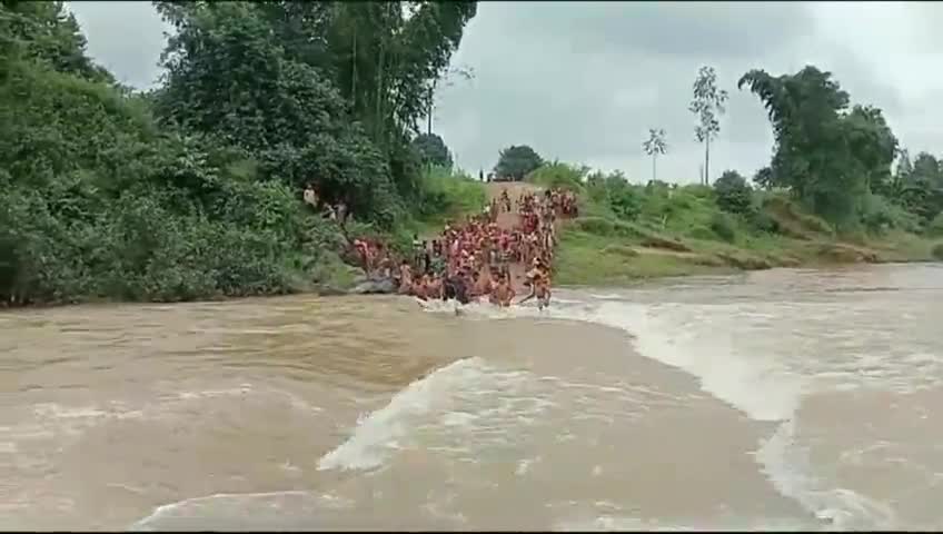 ଥୁଆମୂଳ ରାମପୁର: ବ୍ରିଜ ନଥିବାରୁ ଆସିପାରିଲାନି ଆମ୍ବୁଲାନ୍ସ; ଭରା ନଦୀରେ ଖଟିଆରେ ବୁହା ହେଲେ ରାଣୀପଦର ଗ୍ରାମର ରୋଗୀ